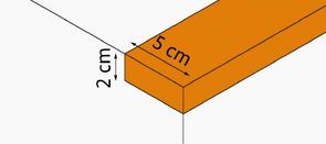 Beispielhafte Stufenkantenmarkieungen auf der Trittstufe, 4 bis 5 cm tief und auf der Setzstufe 1 bis 2 cm hoch, jeweils beginnend an der Stufenvorderkante
