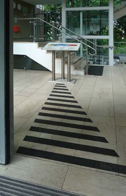 Eingangsbereich mit Leitsystem zum taktilen Übersichtsplan, Fortbildungsakademie der Finanzverwaltung NRW Bonn