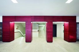 Ausbildung der Eingangssituation durch die akzentuierte farbige Gestaltung des Eingangs zur Erschließungszone. Als Blindenleitsystem reicht lediglich eine taktile Leitlinie, Maximilianeum München.
