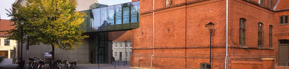 Barrierefreie Verbindung von denkmalgeschütztem altem Rathaus und denkmalgeschütztem ehemaligem Amtsgericht im Verwaltungsgericht Malchow