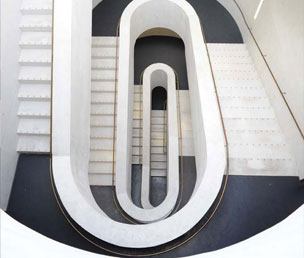 Treppenhaus von oben nach unten fotografiert, dass wie eine Spirale aussieht