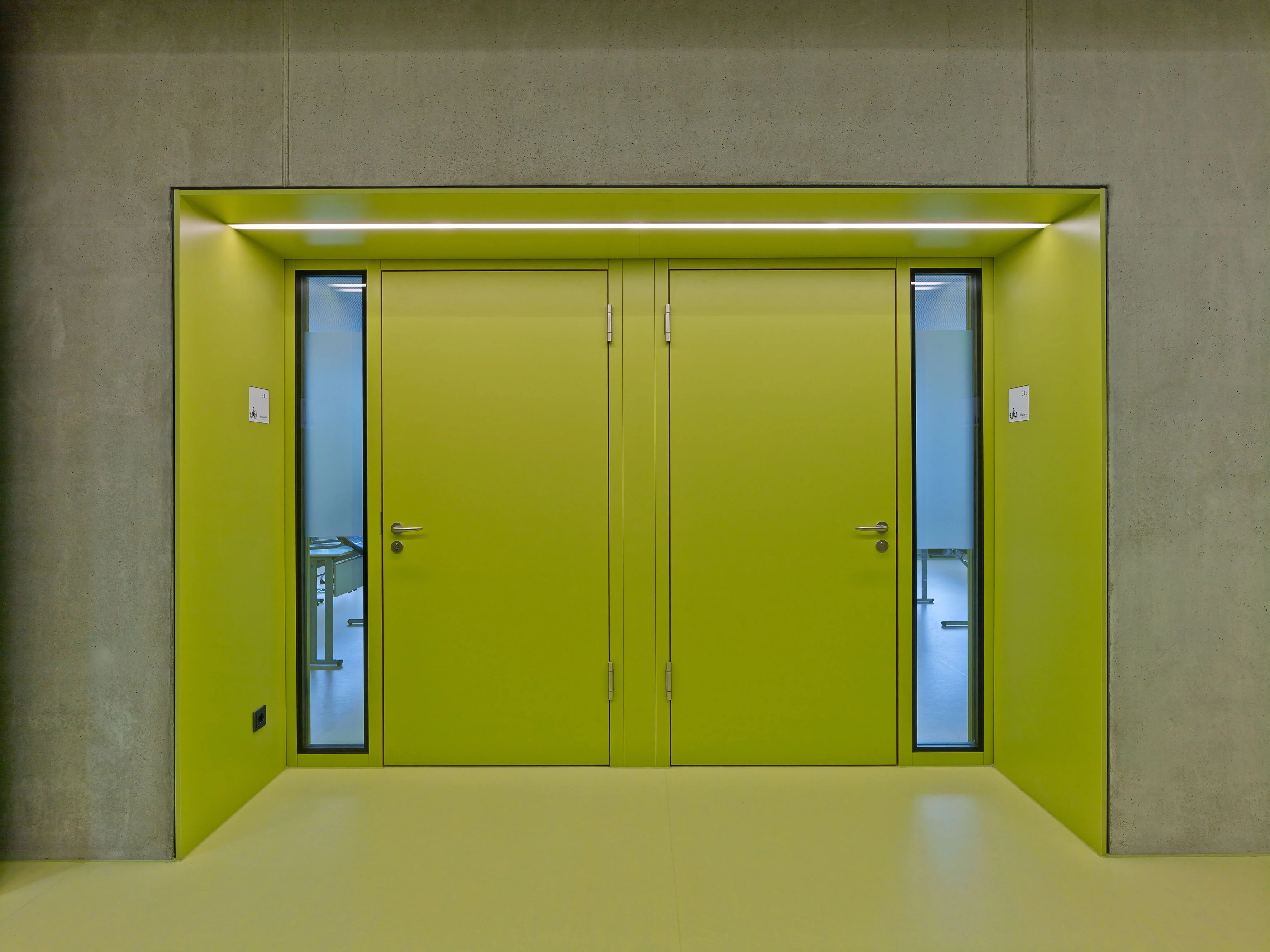 Kompensation der tiefen Türlaibungen durch seitliche verglaste Türelemente – Oberschule Hohenstein-Ernstthal