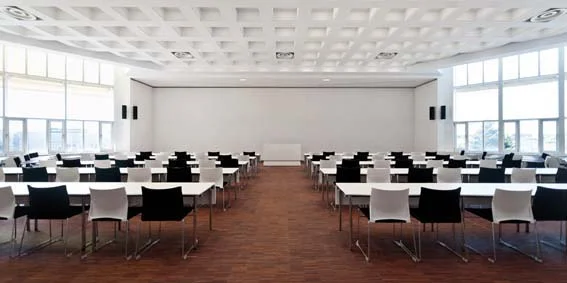 Hörsaal mit induktiver Höranlage, flexiblem Beleuchtungskonzept sowie höhenverstellbarem Rednerpult im Paul-Ehrlich-Institut Langen