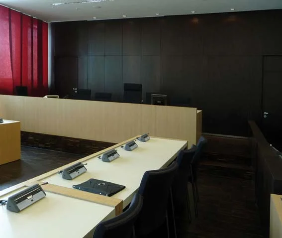 Gerichtssaal mit induktiver Höranlage sowie durch eine Rampe erreichbarem Richterpodest – Land- und Amtsgericht Düsseldorf (agn Niederberghaus & Partner GmbH, Foto: TU Dresden)