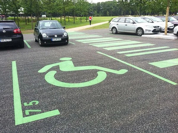 Parkplatzmarkierung an der Festung Ehrenbreitenstein in Form farblich abgesetzter Markierungen und Piktogrammen auf Asphaltbelag