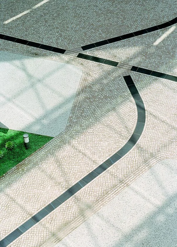 Bodenleitsystem im Umweltbundesamt Dessau.   Die Leitlinien bestehen aus zum Umgebungsbelag visuell und taktil kontrastierenden Natursteinplatten.