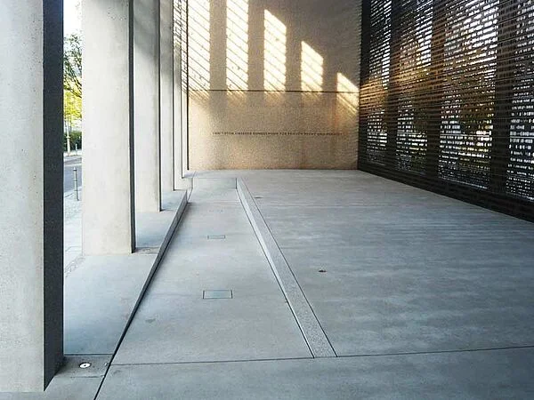 Geneigte Erschließungsfläche mit einer seitlichen Aufkantung als Radabweiser am Ehrenmal der Bundeswehr in Berlin
