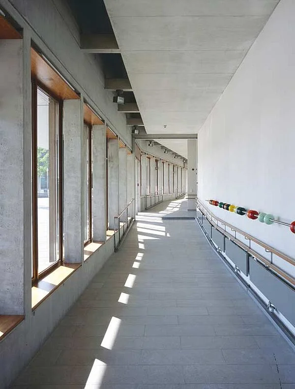 Rampe mit geringem Gefälle als Haupterschließungselement im Blindeninstitut Regensburg