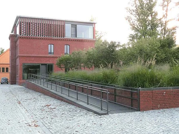 Gemeinsame Wegeführung über eine Rampenanlage, Deutsche Stiftung Baukultur Berlin
