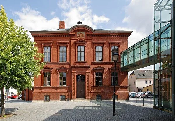 Beispielhafte Situation, Anbau moderner transparenter Aufzugsturm und gläserne Brücke beim ehemaligen Amtsgericht und Rathaus Malchow.