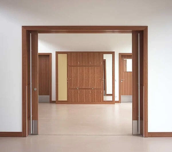 Großzügige Schiebetür als verbindendes Element von Schulräumen im Blindeninstitut Regensburg.