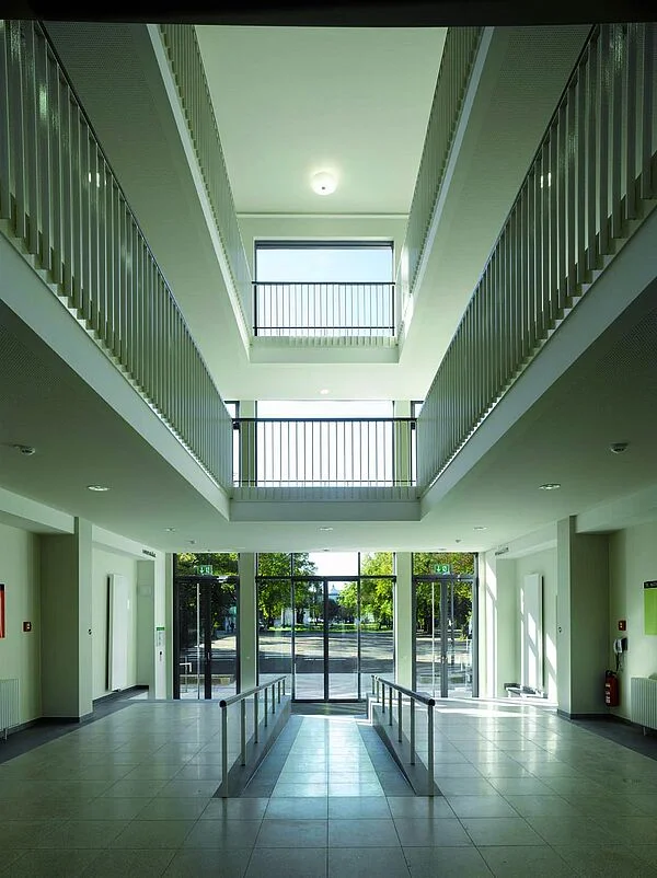 Gemeinsame Wegeführung über eine Rampe an der TU-Dresden, Umbau und Modernisierung Hörsaalgebäude Trefftz-Bau