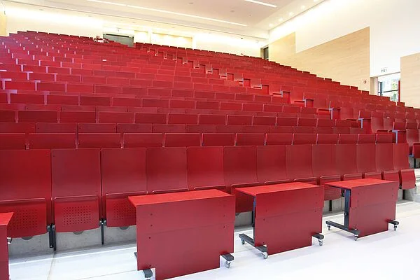 Plätze der Rollstuhlfahrer in der ersten Reihe des großen Hörsaals im Hörsaalzentrum PPS, RWTH Aachen